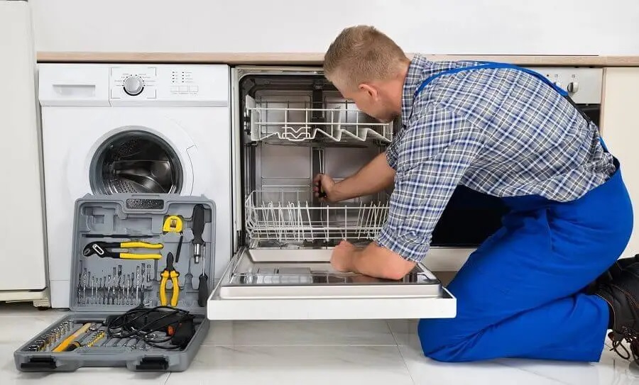 Aliağa Gaggenau servisi teknisyen ekibi beyaz eşya tamiri yaparken